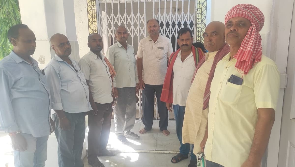 Vibhutipur Vaccine Courier Protest: विभूतिपुर में वैक्सीन कुरियर कर्मियों का सड़क पर जोरदार प्रदर्शन और नारेबाज़ी