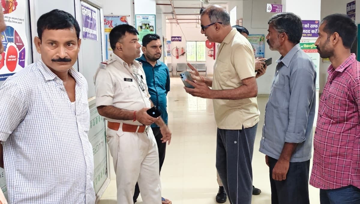 Vibhutipur Vaccine Courier Protest: विभूतिपुर में वैक्सीन कुरियर कर्मियों का सड़क पर जोरदार प्रदर्शन और नारेबाज़ी