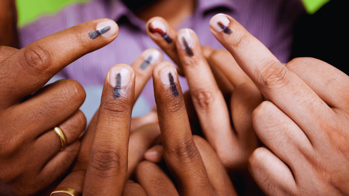 Bihar Voter List Revision 2025 के तहत जारी नई वोटर लिस्ट की जानकारी लेते हुए मतदाता कैंप में फॉर्म भरते लोग