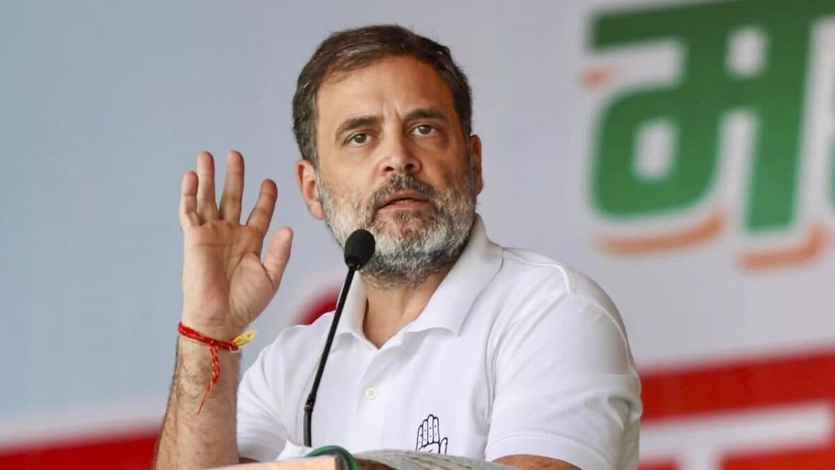 राहुल गांधी और तेजस्वी यादव बिहार में वोट अधिकार यात्रा के दौरान रोड शो करते हुए