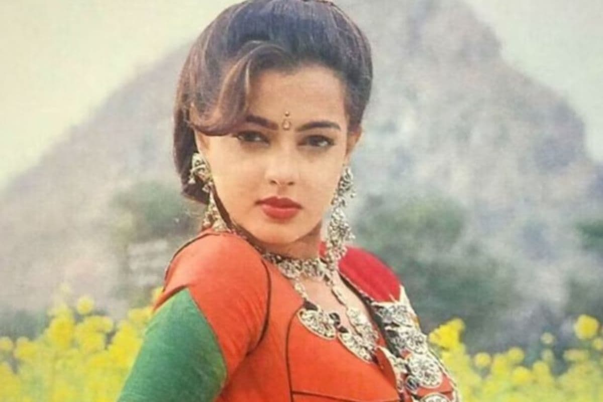 कभी इंडस्ट्री की सेंसेशन रहीं ये अदाकारा, अब 25 साल बाद टीवी पर मचाएंगी धमाल