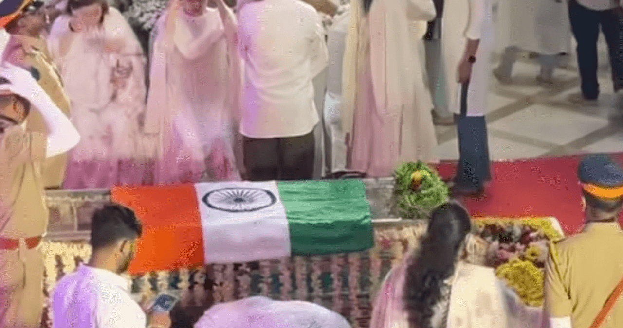 Asha Bhosle Last Rites: तिरंगे में लिपटी सुरों की मलिका, नम आंखों से दी गई आशा भोंसले को अंतिम विदाई