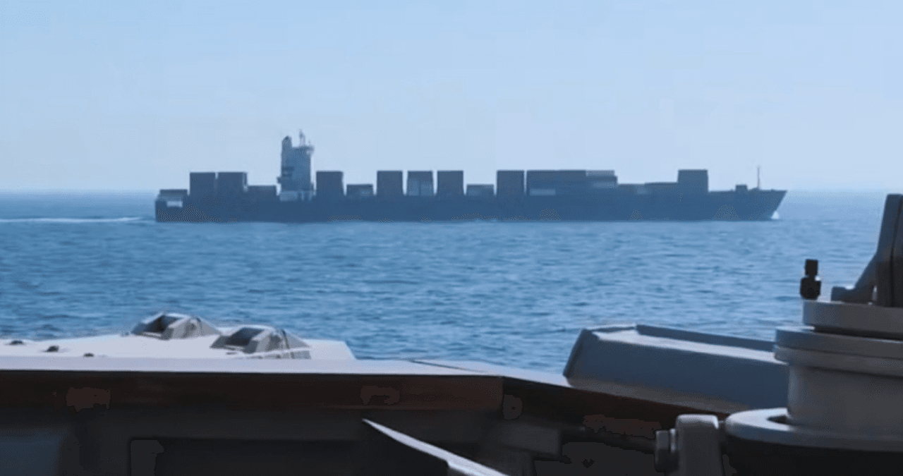 US Attack on Cargo Ship: समुद्र में टकराव! अमेरिकी हमले से ईरान भड़का, क्या बढ़ेगा युद्ध का खतरा?