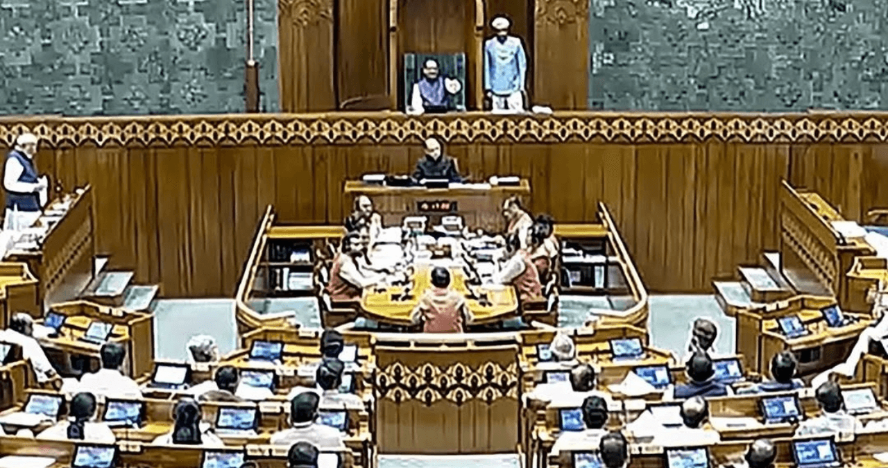 Nari Shakti Vandan Adhiniyam: संसद में हंगामे के बीच लागू हुआ महिला आरक्षण कानून! 33% सीटों पर अब महिलाओं का हक