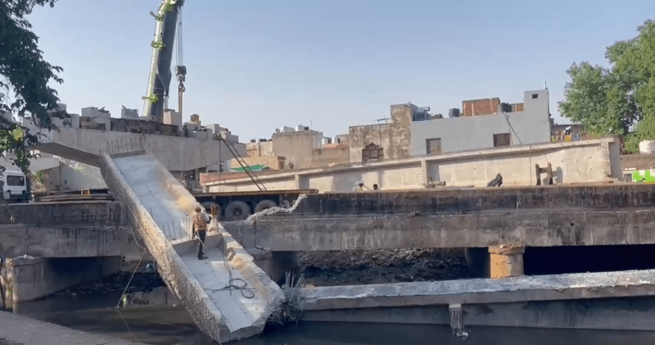 Gwalior में बड़ा हादसा या बड़ी लापरवाही?100 टन का गर्डर गिरा, चीन की मशीन पर सवाल!