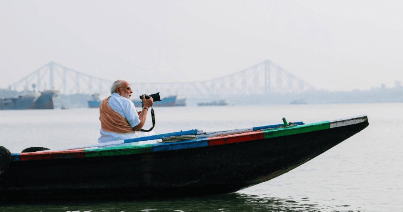 PM मोदी Kolkata दौरा: हुगली नदी में नौकायन और नाविकों से संवाद