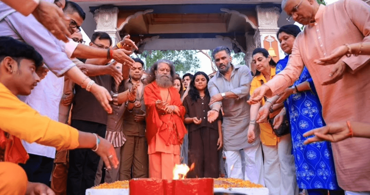 Suniel Shetty: ऋषिकेश में गंगा आरती में शामिल हुए सुनील शेट्टी, आध्यात्मिक माहौल में दिखे खास अंदाज