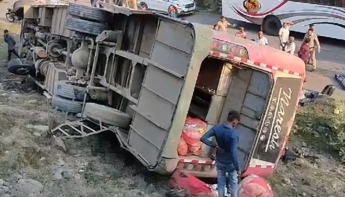 बौद्ध भिक्षुओं की बस हादसे में गिरी, 8 लोग घायल, 3 की हालत गंभीर