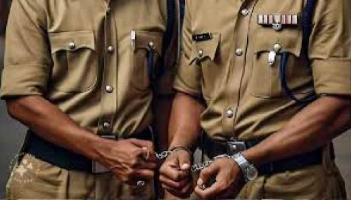 बिहार न्यूज: वैशाली में 7 पुलिसकर्मी गिरफ्तार, छापेमारी में जब्त शराब की करते थे चोरी