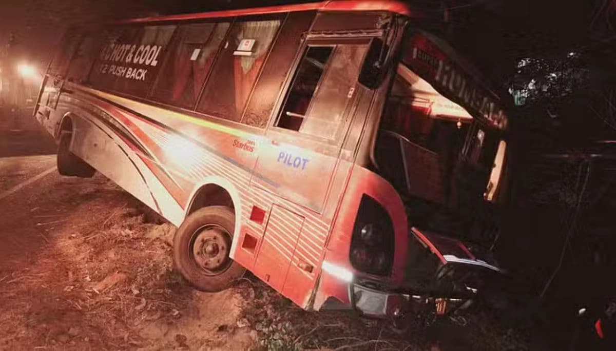 Bihar News: पटना से जोगबनी जा रही बस पेड़ से टकराई, 28 यात्री बाल-बाल बचे