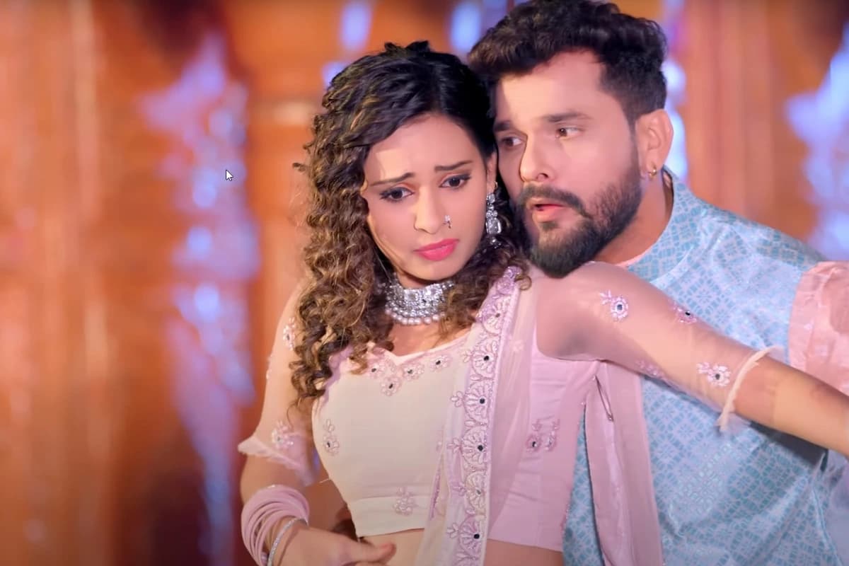 Khesari Lal Yadav और Shilpi Raj का नया Bhojpuri Song 'Gaal Katwa Jija Song' की नोकझोंक में मस्त होते हुए साली-जीजा के बीच की मजेदार तालमेल को दर्शाता हुआ सीन।