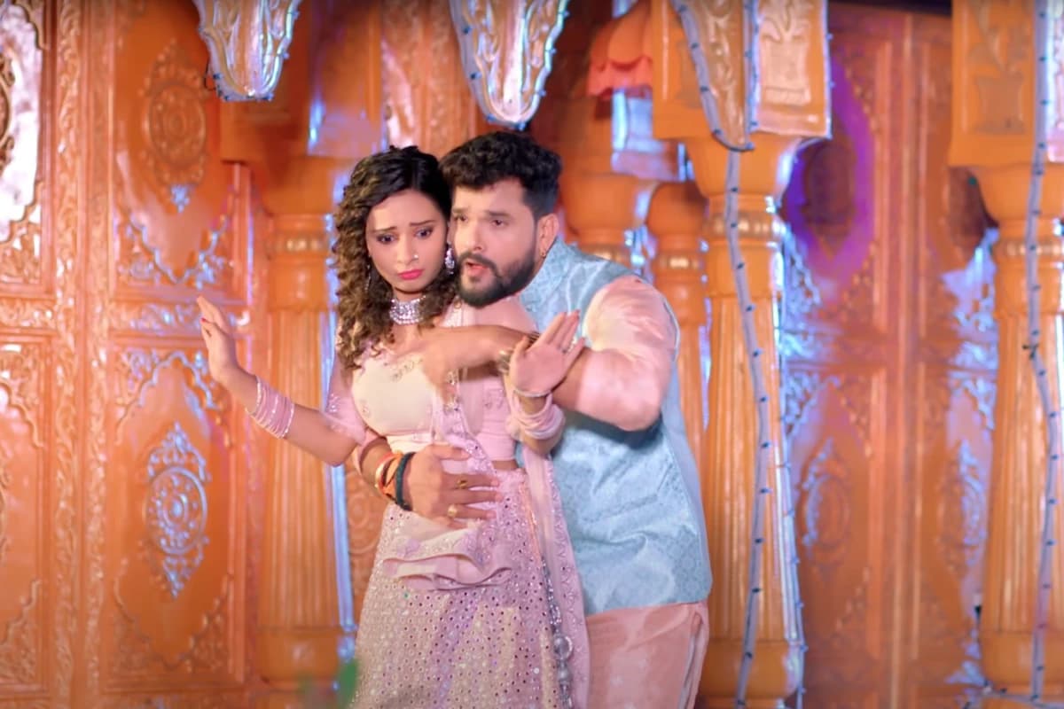 Khesari Lal Yadav और Shilpi Raj का नया Bhojpuri Song 'Gaal Katwa Jija Song' की नोकझोंक में मस्त होते हुए साली-जीजा के बीच की मजेदार तालमेल को दर्शाता हुआ सीन।