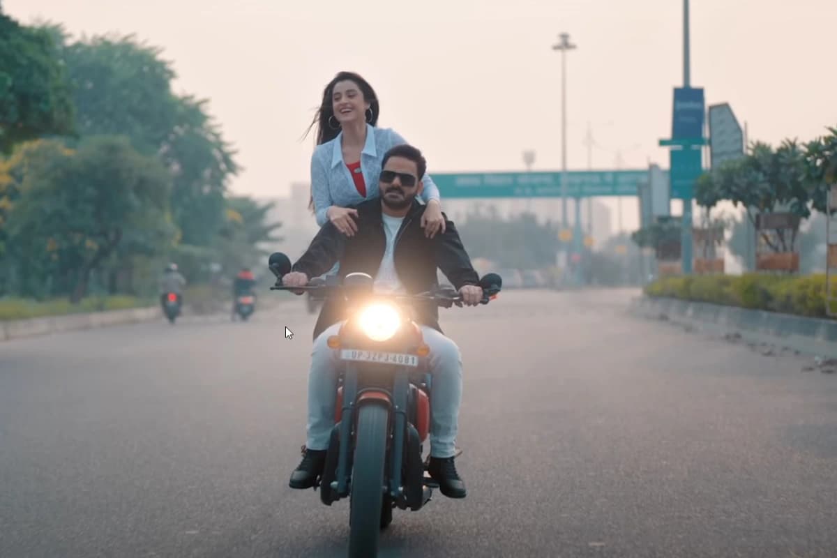 New Pawan Singh Bhojpuri Song Senura Dal Ke: Pawan Singh और Priyanka Singh का नया भोजपुरी गाना 'सेनुरा डाल के' का पोस्टर, जिसमें दर्शना बanik भी शानदार अंदाज़ में नजर आ रही हैं।