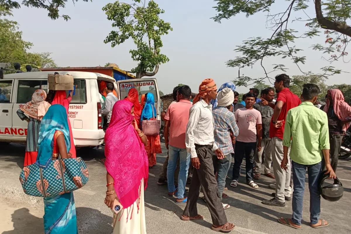 प्रसूता की मौत के बाद पीएचसी में तोड़फोड़, सड़क जाम