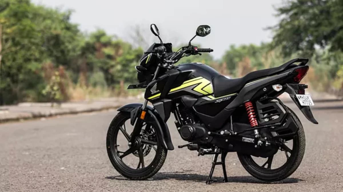 Honda SP 125 बाइक की तस्वीर जिसमें शानदार डिज़ाइन और आकर्षक फीचर्स को दिखाया गया है, जो ₹92,000 की कीमत में 63 KMPL माइलेज प्रदान करती है।