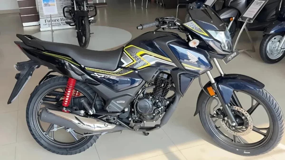 Honda SP 125 बाइक की तस्वीर जिसमें शानदार डिज़ाइन और आकर्षक फीचर्स को दिखाया गया है, जो ₹92,000 की कीमत में 63 KMPL माइलेज प्रदान करती है।