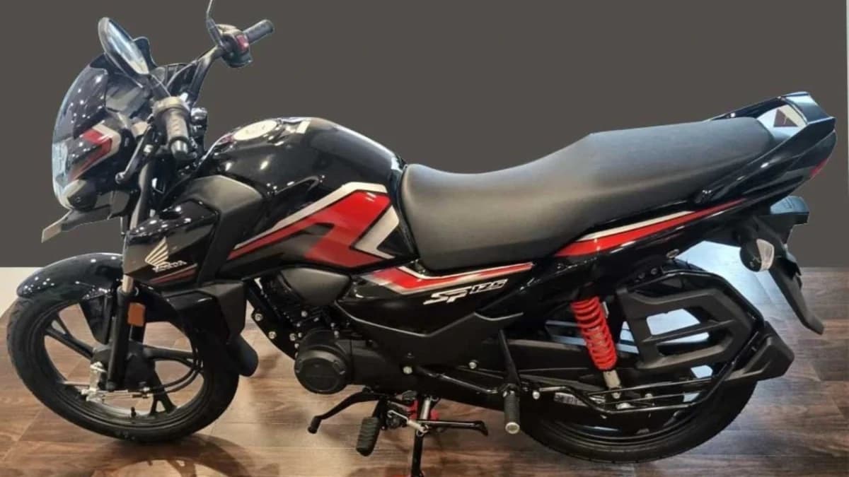 Honda SP 125 बाइक की तस्वीर जिसमें शानदार डिज़ाइन और आकर्षक फीचर्स को दिखाया गया है, जो ₹92,000 की कीमत में 63 KMPL माइलेज प्रदान करती है।