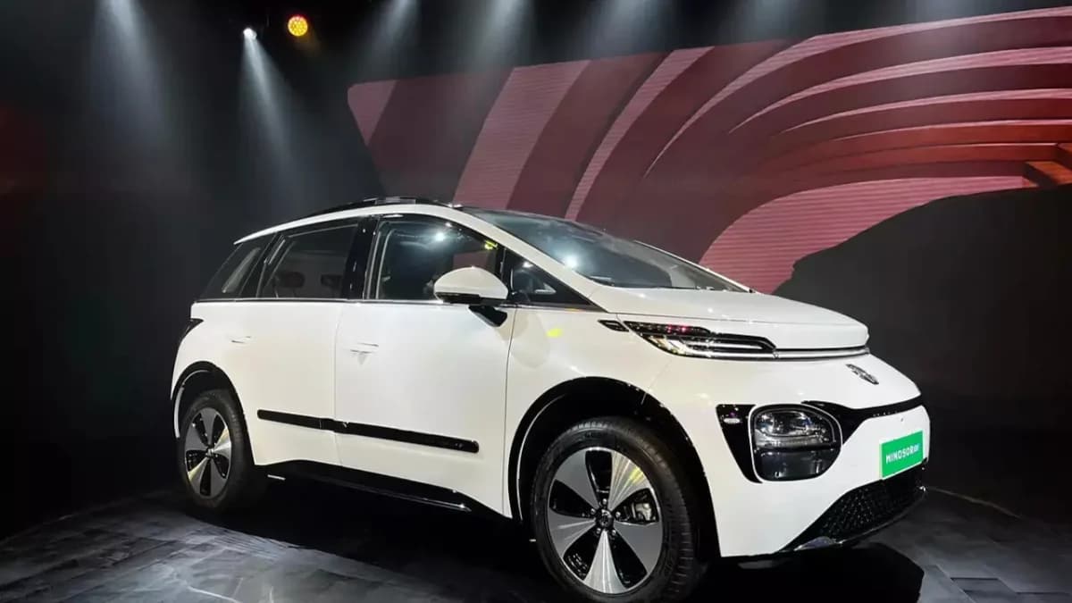 MG Windsor EV Car EMI Plan 2025: MG Windsor EV इलेक्ट्रिक कार का फ्रंट लुक, जो अब सिर्फ ₹2.80 लाख की डाउन पेमेंट पर उपलब्ध है | EMI प्लान के साथ शानदार फीचर्स और 331KM की रेंज
