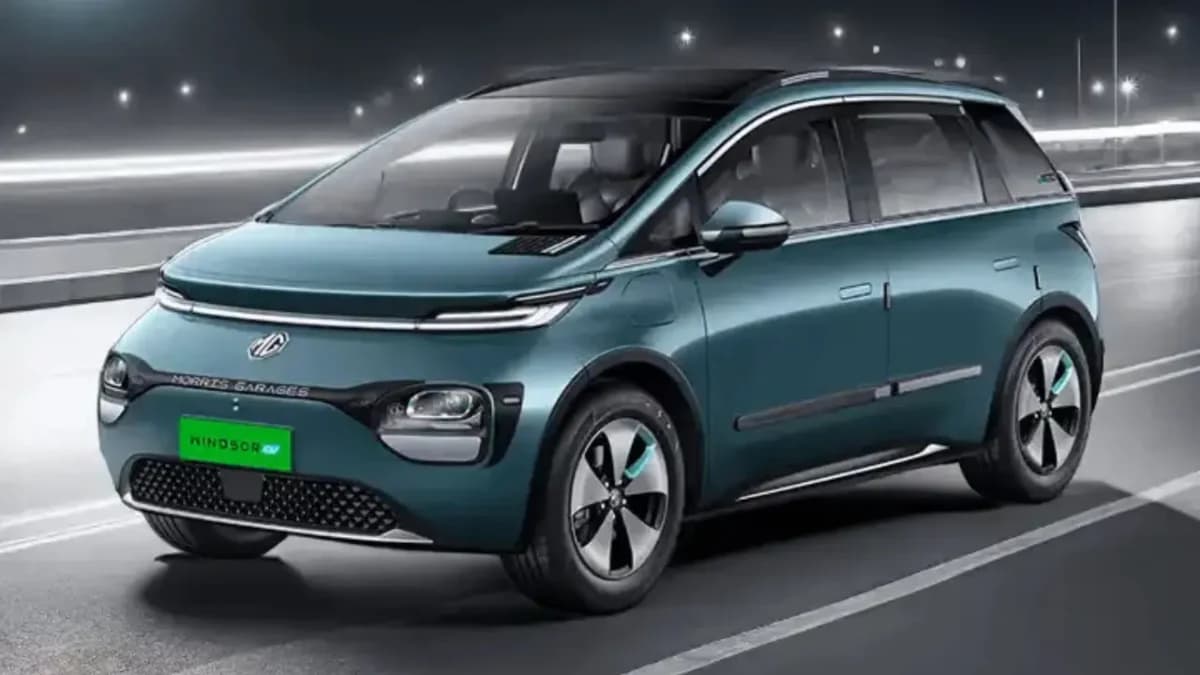 MG Windsor EV Car EMI Plan 2025: MG Windsor EV इलेक्ट्रिक कार का फ्रंट लुक, जो अब सिर्फ ₹2.80 लाख की डाउन पेमेंट पर उपलब्ध है | EMI प्लान के साथ शानदार फीचर्स और 331KM की रेंज