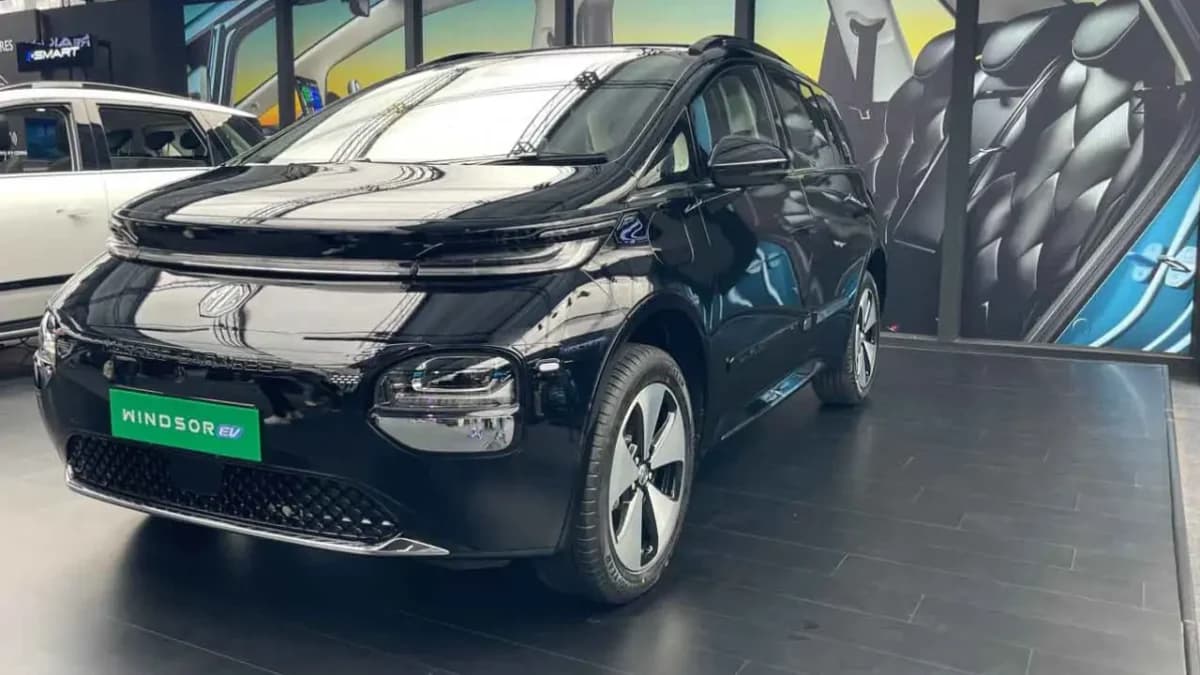 MG Windsor EV Car EMI Plan 2025: MG Windsor EV इलेक्ट्रिक कार का फ्रंट लुक, जो अब सिर्फ ₹2.80 लाख की डाउन पेमेंट पर उपलब्ध है | EMI प्लान के साथ शानदार फीचर्स और 331KM की रेंज