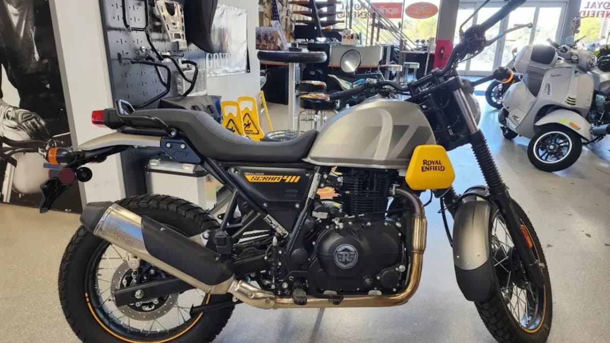 Royal Enfield Scram 411 EMI Plan: ₹24,000 की डाउन पेमेंट में उपलब्ध Royal Enfield Scram 411 बाइक की आकर्षक तस्वीर, दमदार लुक और स्टाइलिश डिज़ाइन के साथ