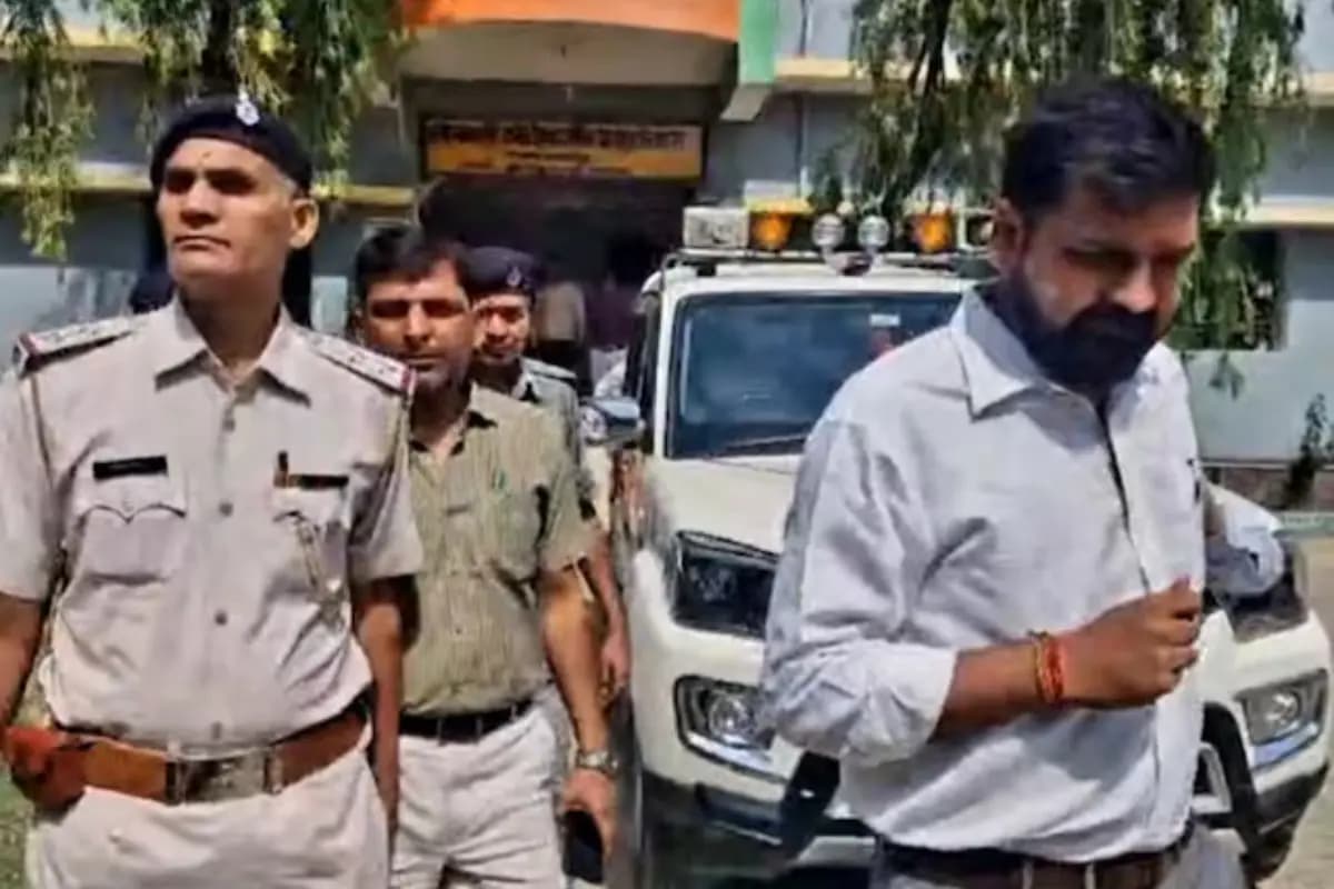 छात्र-छात्राओं से अवैध वसूली और प्रताड़ना के आरोप में प्रिंसिपल गिरफ्तार, जानिए पूरा मामला