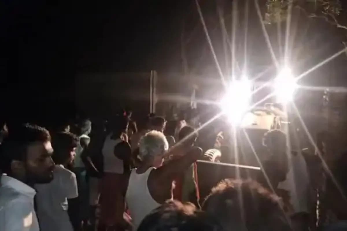 समस्तीपुर में भयानक हादसा! तेज रफ्तार हाइवा पेड़ से टकराई, ड्राइवर घंटों तक फंसा रहा – देखें कैसे ग्रामीणों ने बचाई जान