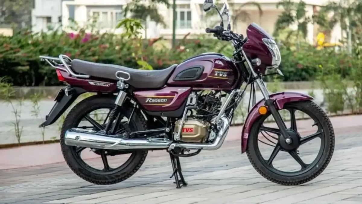 TVS Radeon मोटरसाइकिल की हाई माइलेज और स्मार्ट फीचर्स वाली आकर्षक तस्वीर, जिसमें डिजिटल स्पीडोमीटर और स्टाइलिश लुक दिख रहा है