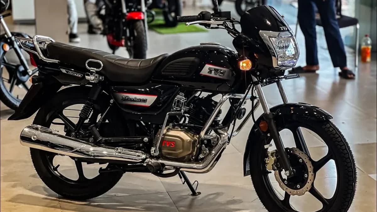TVS Radeon मोटरसाइकिल की हाई माइलेज और स्मार्ट फीचर्स वाली आकर्षक तस्वीर, जिसमें डिजिटल स्पीडोमीटर और स्टाइलिश लुक दिख रहा है