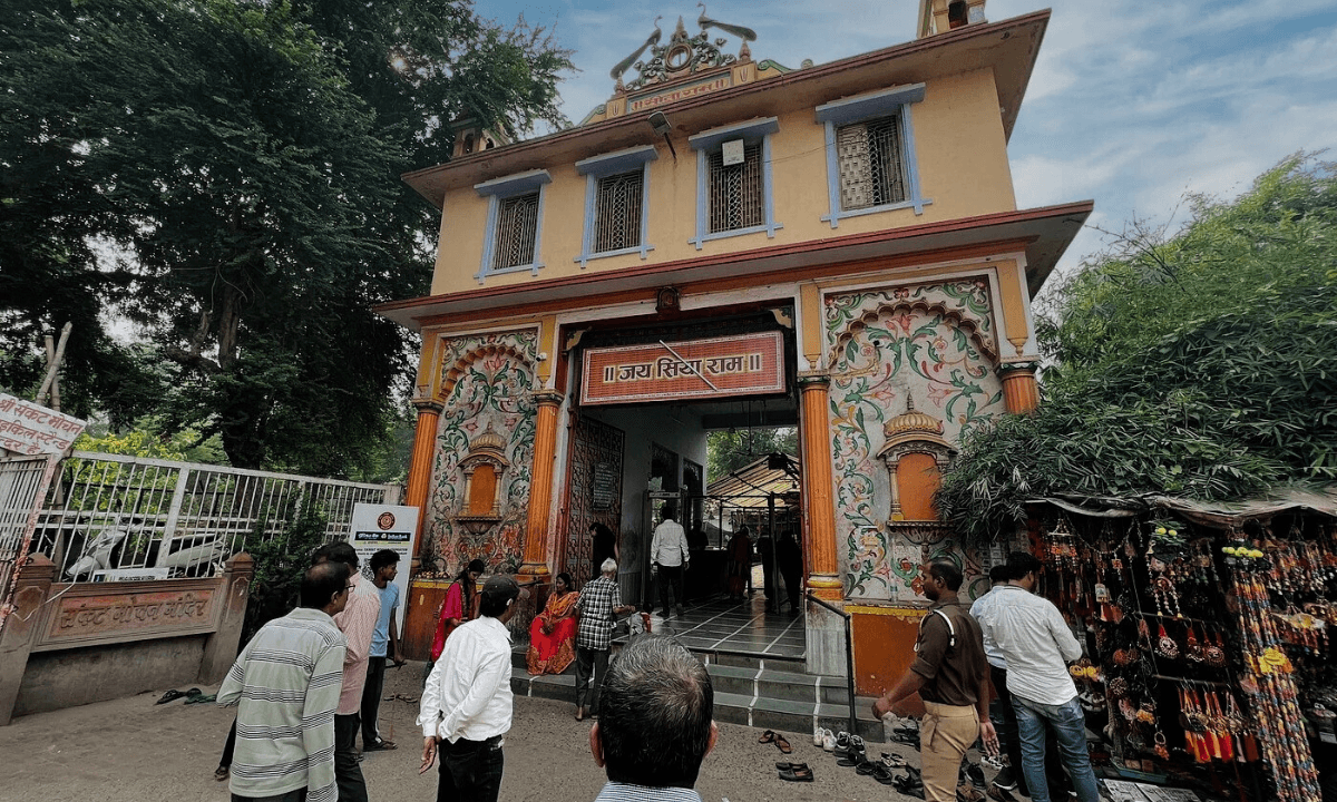Varanasi Tourism: वाराणसी के छुपे हुए पर्यटन स्थल – रामनगर किला, संकट मोचन मंदिर और भविष्य बताने वाला कुआं