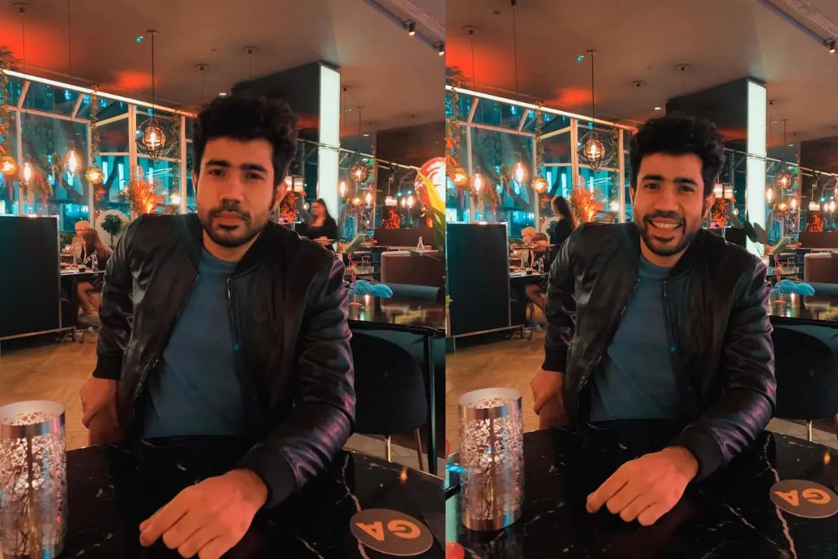 Abhishek Upmanyu Net Worth: Abhishek Upmanyu स्टेज पर परफॉर्म करते हुए, दर्शकों की भीड़ के बीच, उनकी लोकप्रियता और सफलता को दर्शाता हुआ चित्र।