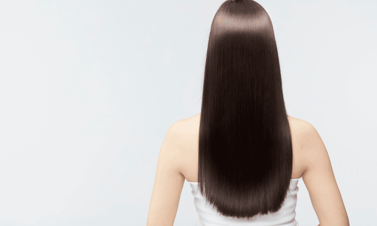 Benefits of Combing Hair: रात को सोने से पहले बालों में कंघी करने से स्कैल्प का ब्लड सर्कुलेशन बढ़ता है और बालों की ग्रोथ बेहतर होती है।