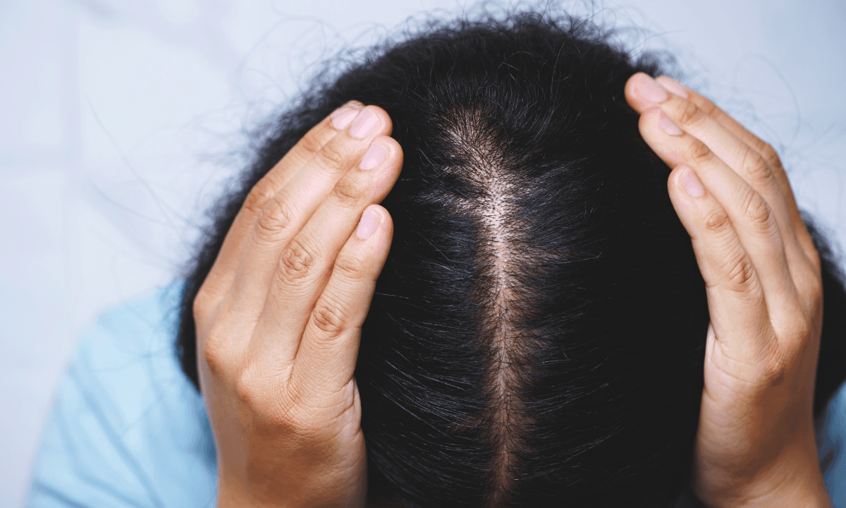 Benefits of Combing Hair: रात को सोने से पहले बालों में कंघी करने से स्कैल्प का ब्लड सर्कुलेशन बढ़ता है और बालों की ग्रोथ बेहतर होती है।
