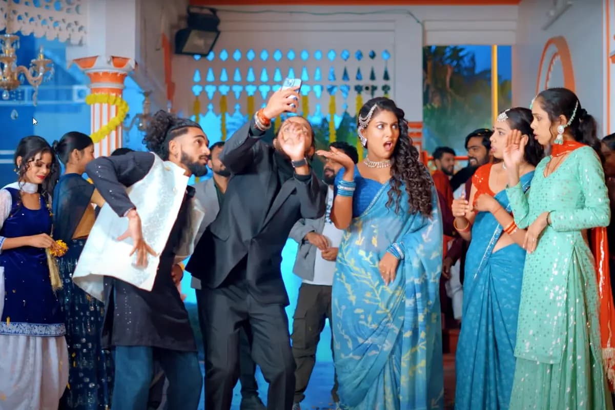 Bhojpuri Song: भोजपुरी एक्ट्रेस माही श्रीवास्तव ब्लू साड़ी में ‘आई फोन देखवला से’ गाने में शानदार डांस करती हुई नजर आ रही हैं, साथ में बारातियों के साथ मजेदार नोकझोंक का सीन।
