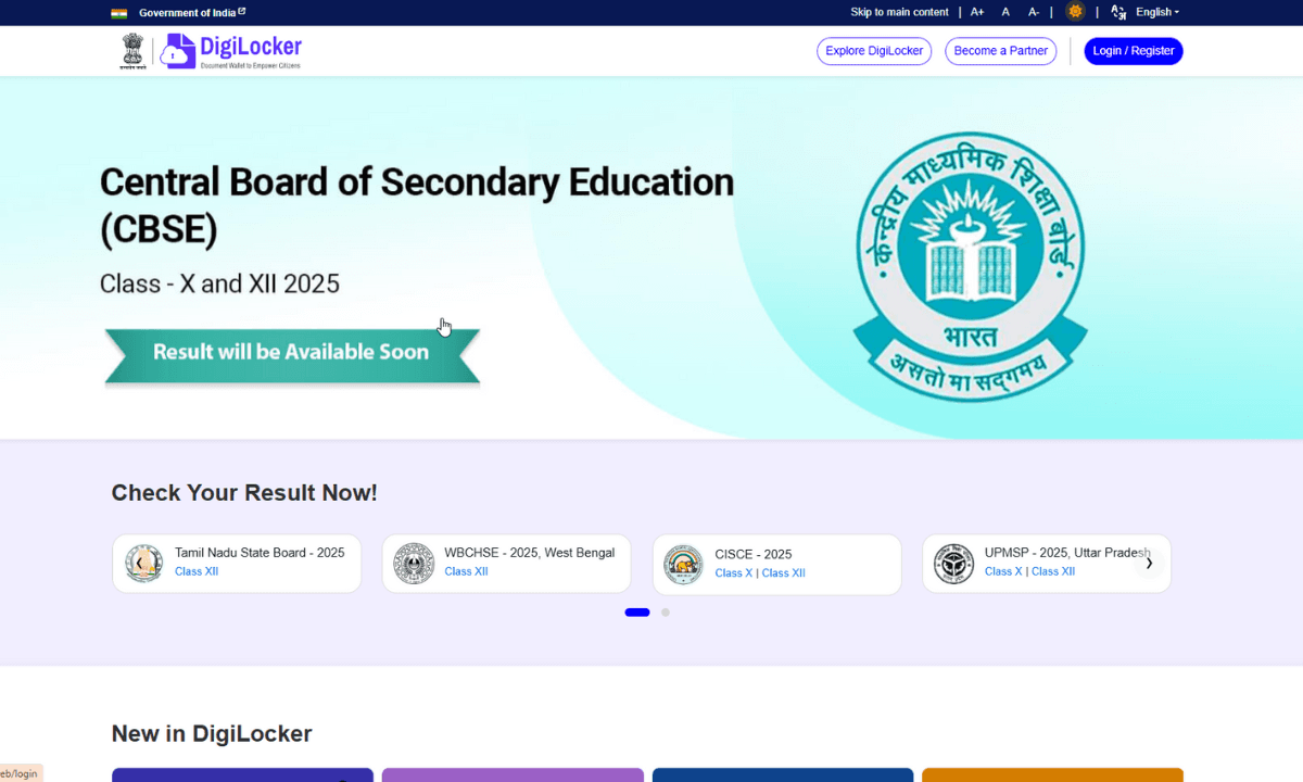 CBSE Board Result 2025 की मार्कशीट डाउनलोड करते हुए छात्र, Digilocker ऐप पर रिजल्ट चेक करते समय