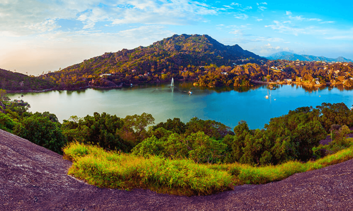 Mount Abu – Safe Monsoon Destination: सुरक्षित और सुंदर पर्यटन स्थल जैसे पंचमढ़ी, माउंट आबू और लोनावला की हरियाली और झरनों का दृश्य"