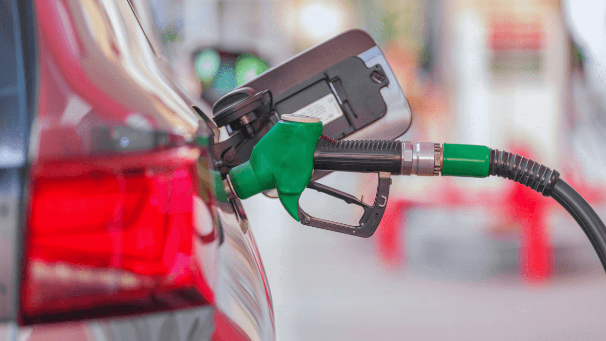Petrol Diesel Price Today: पेट्रोल पंप पर रेट बोर्ड दिखाते कर्मचारी की तस्वीर