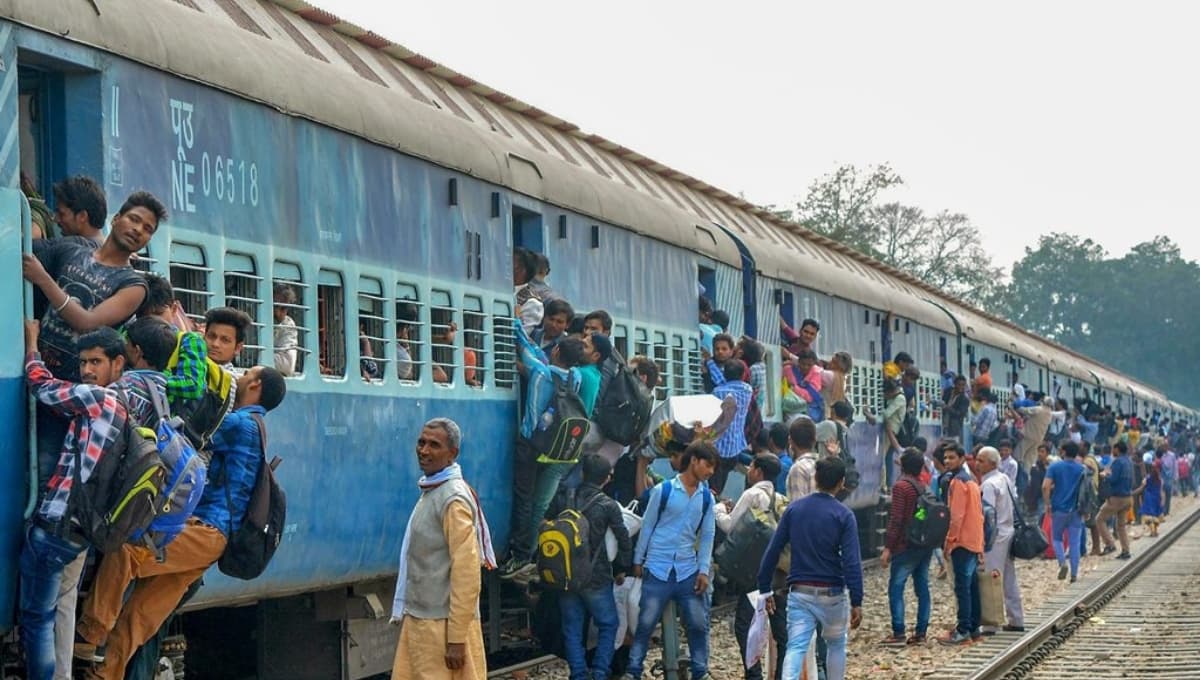 Route divert: रेलवे ट्रैक सुधार के कारण समस्तीपुर स्टेशन पर ट्रेन मार्ग बदलते हुए रेलवे कर्मचारी और संकेत।