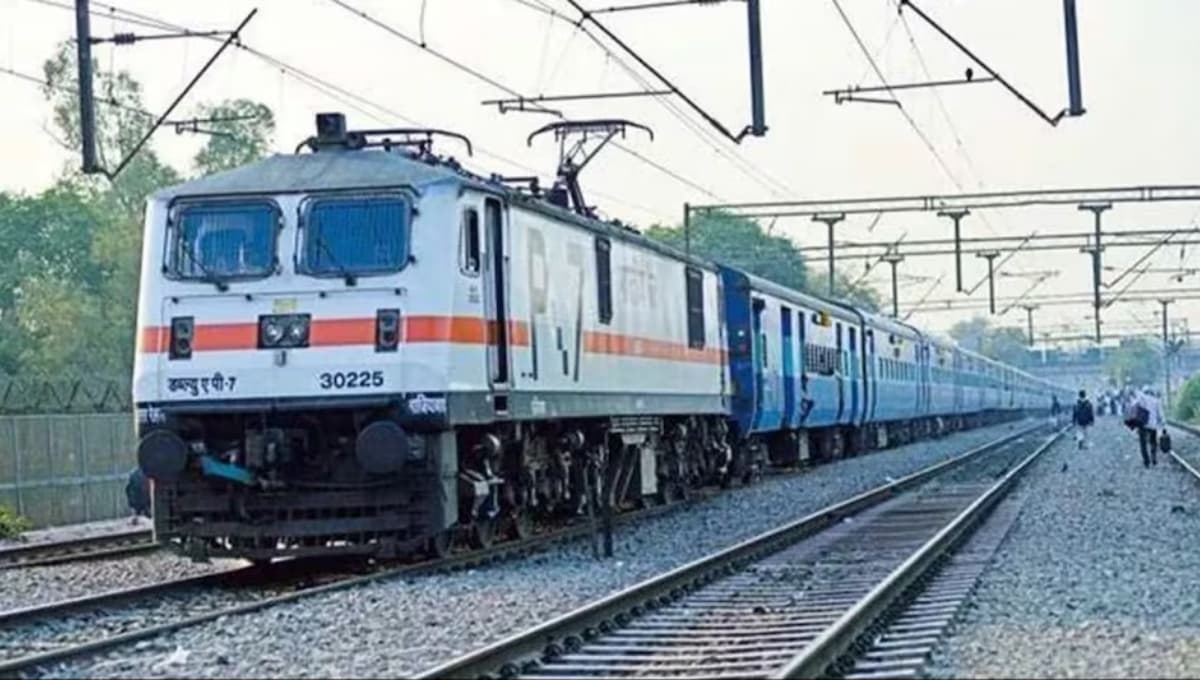 Route divert: रेलवे ट्रैक सुधार के कारण समस्तीपुर स्टेशन पर ट्रेन मार्ग बदलते हुए रेलवे कर्मचारी और संकेत।