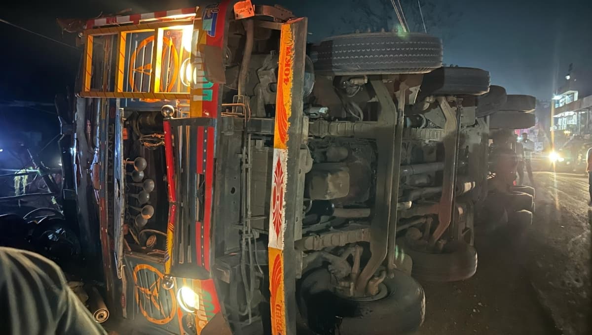 Samastipur Musrigharari road accident: समस्तीपुर-मुसरीघरारी मुख्य पथ पर ट्रक और मैजिक गाड़ी पलटने की घटना"