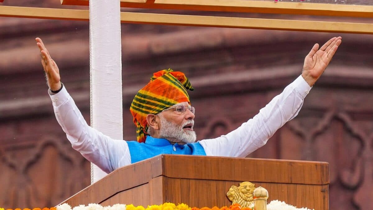 समाज सुधारक ज्योतिबा फुले की प्रतिमा और bicentenary celebration का प्रतीक चित्र