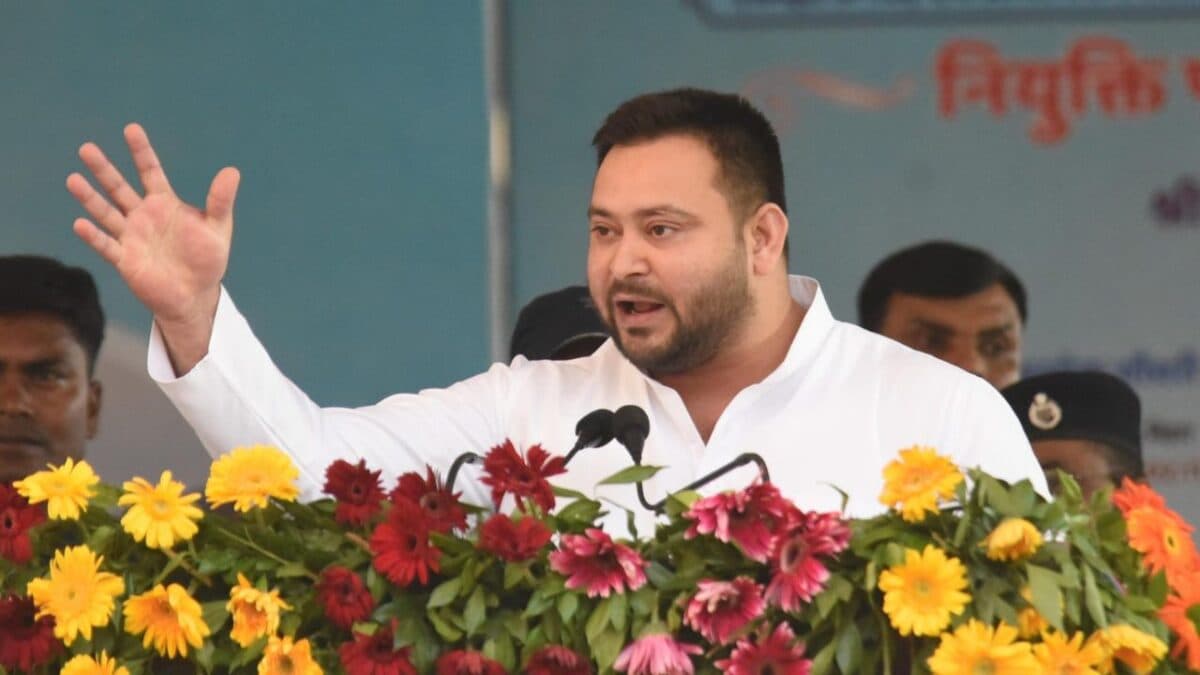 प्रेस कॉन्फ्रेंस में बोलते हुए तेजस्वी यादव, SIR विवाद पर बयान