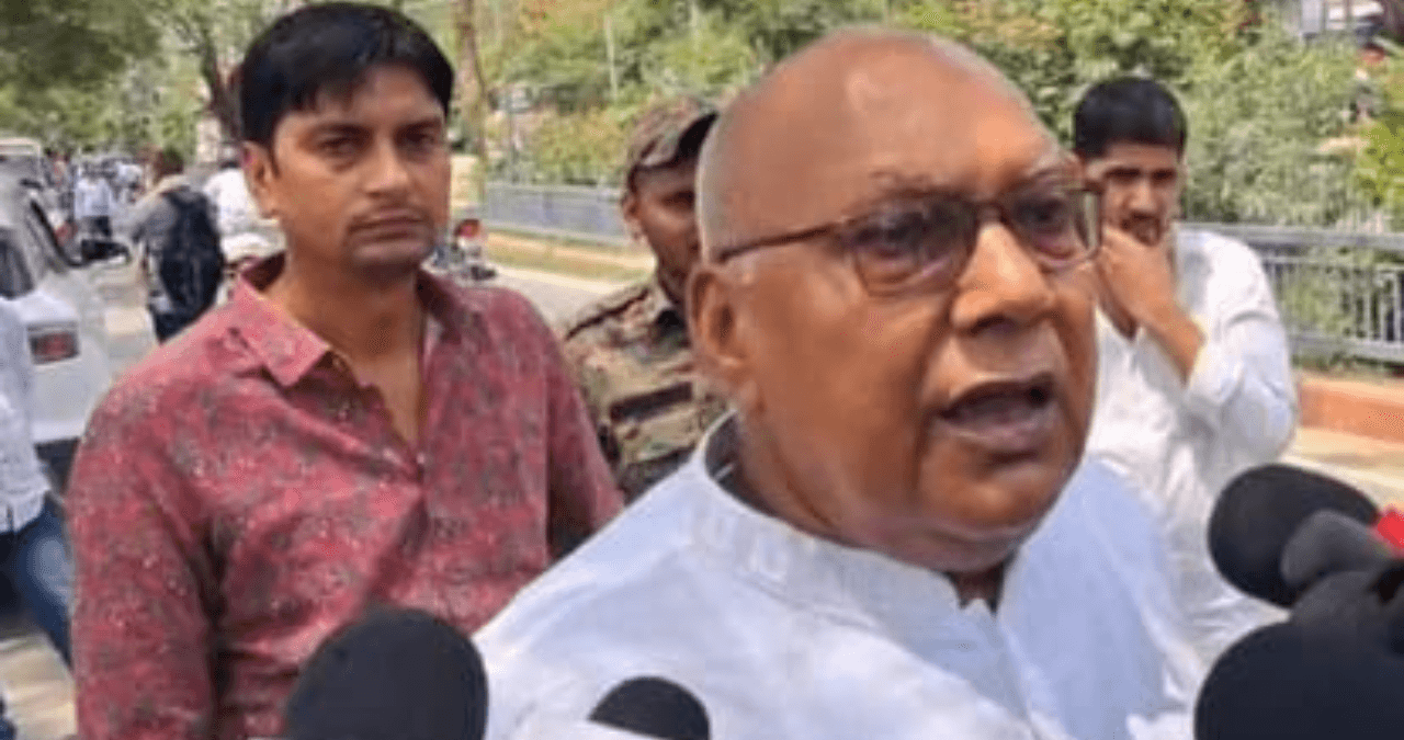 Bihar Politics: जदयू दफ्तर पहुंचे राजद विधायक! बिहार की सियासत में फिर बढ़ी हलचल