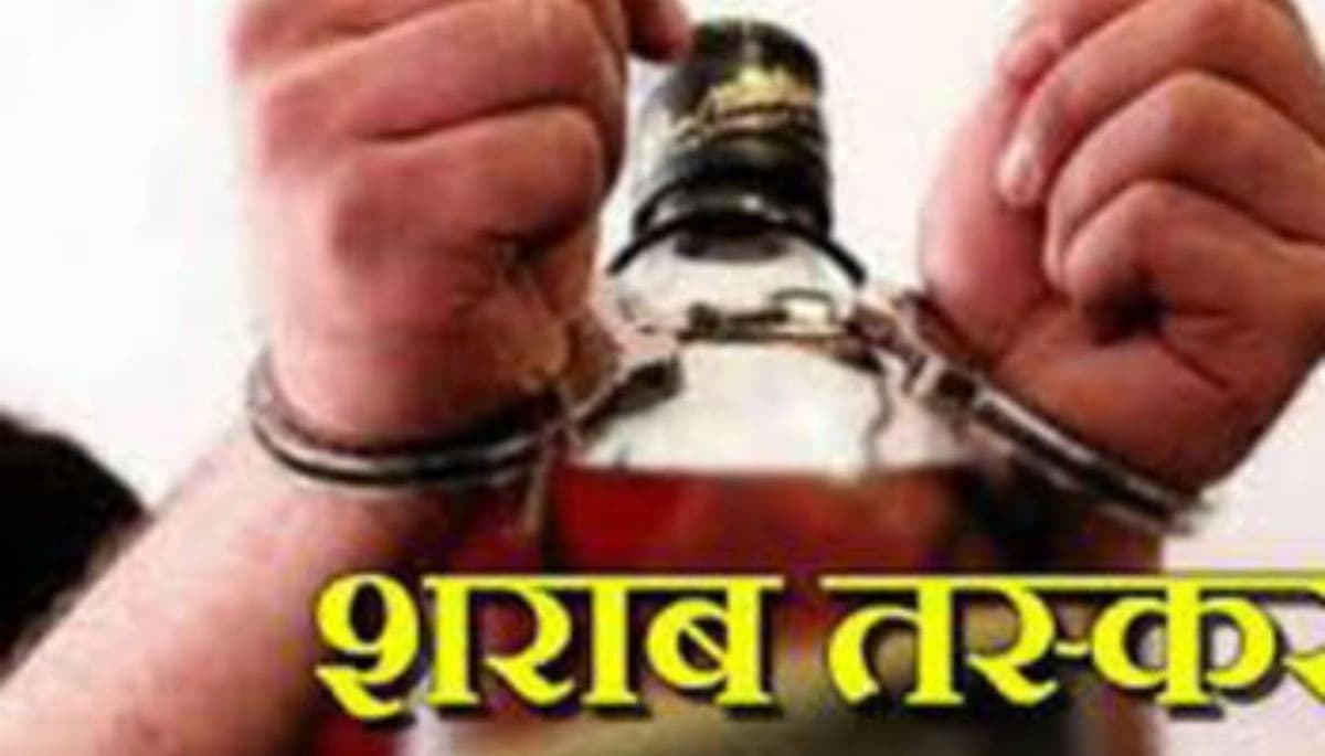 पुलिस से बचने के लिए पुल से कूदा शराब तस्कर, टूट गए दोनों पैर