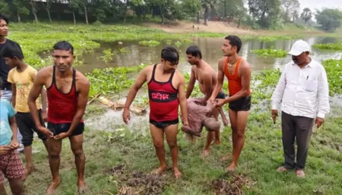 बेगूसराय में चंद्रभागा नदी में भैंस धोने गए बुजुर्ग की रहस्यमयी मौत, परिजनों ने मांगा 5 लाख का मुआवजा