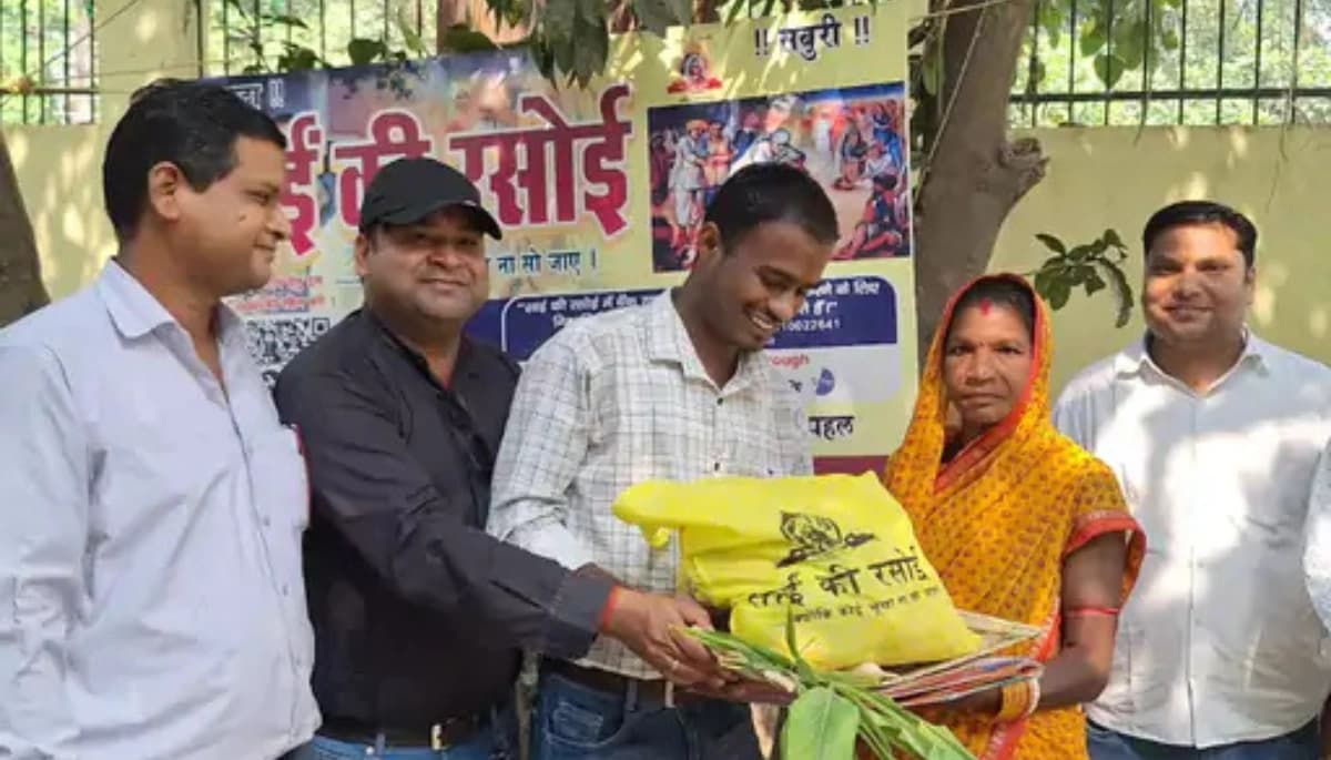 साईं की रसोई टीम के अर्थपूर्ण प्रयास: बेगूसराय में छठ व्रतियों को बांटी गई पूजन सामग्री