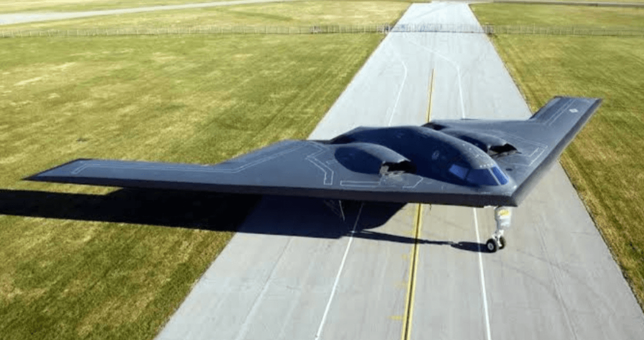 B2 Bomber इतना खतरनाक क्यों? रडार से गायब होकर हजारों KM दूर कर सकता है हमला