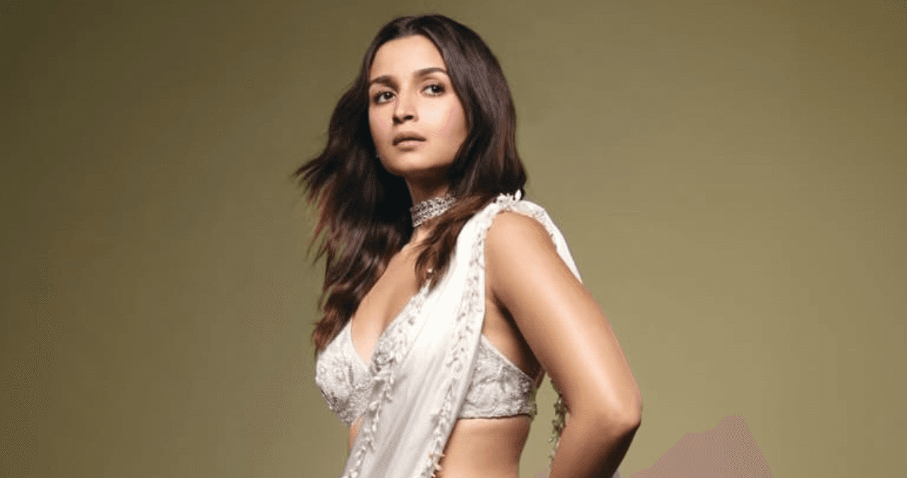 व्हाइट साड़ी में Alia Bhatt का देसी अंदाज, सादगी ने जीता दिल