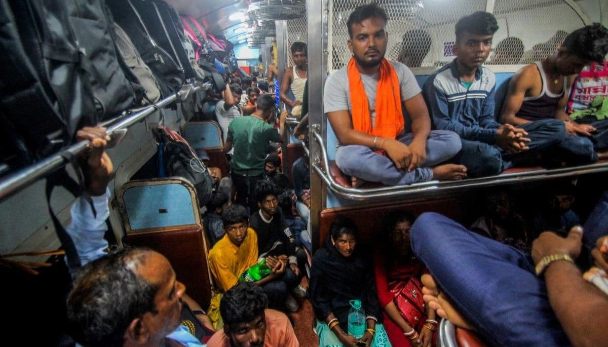 छठ और दिवाली पर ट्रेन सफर में परेशानियों का सामना कर रहे लोग