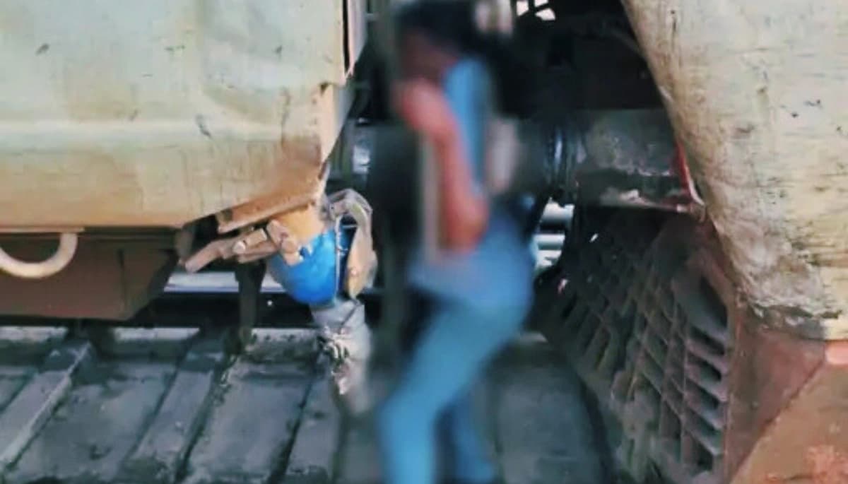 Begusrai में दिल दहला देने वाला हादसा: Train के इंजन और बोगी के बीच फंसे Railway Worker की दर्दनाक मौत, 2 घंटे तक फंसा रहा शव